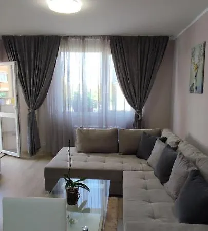 Appartement Luxury And Stylish Apartmen, Metro Station Obelya *