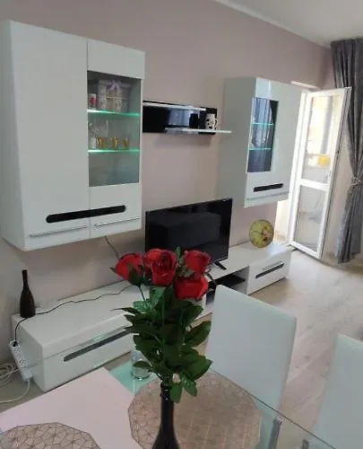 Luxury And Stylish Apartmen, Metro Station Obelya *