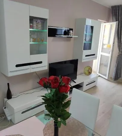 Luxury And Stylish Apartmen, Metro Station Obelya *