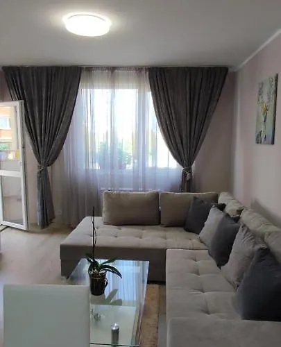 Lejlighed Luxury And Stylish Apartmen, Metro Station Obelya *